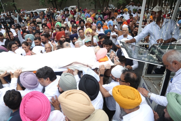 पंजाबी फिल्माें के काॅमेडियन जसविंद्र भल्ला काे अंतिम विदाई देते परिजन व प्रशंसक