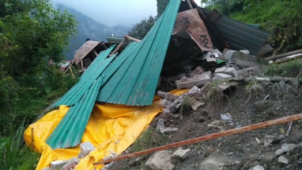 जमीन धंसने से जमीदोज हुआ तीन कमरों का घर।