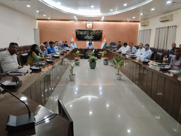 कलेक्ट्रेट सभागार में सीएम डैशबोर्ड की समीक्षा बैठक करते हुए मुख्य विकास अधिकारी देवयानी।