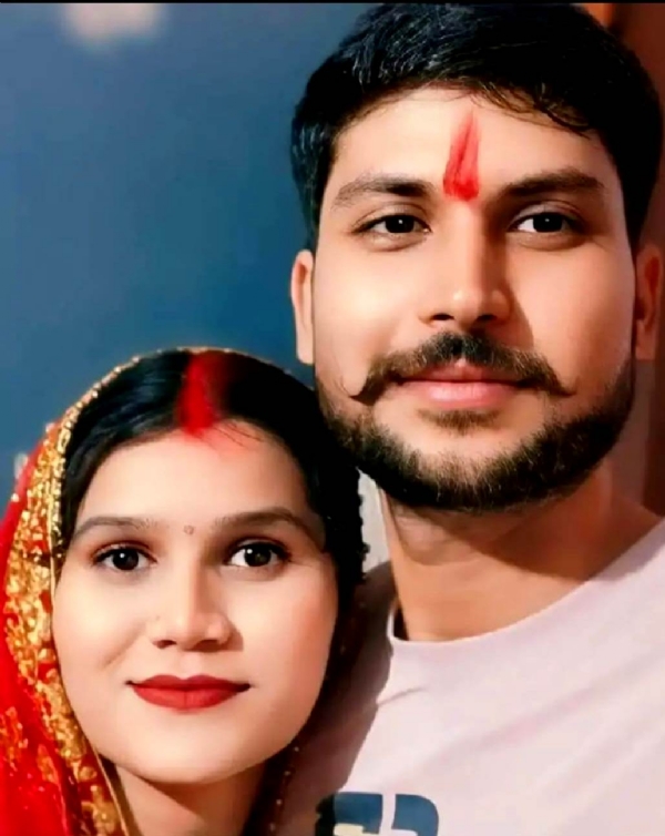मृतका पूजा की पति हिमांशु के साथ फ़ाइल फोटो