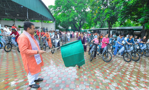 मुख्यमंत्री ने बालिकाओं एवं कामकाजी महिलाओं को वितरित की ई-साइकिल