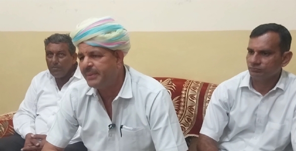 चित्तौड़गढ़ भूमि विकास बैंक की योजनाओं की जानकारी देते बैंक अध्यक्ष।