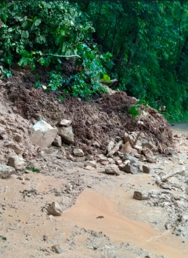 हतनाबुरू और मारागपोंगा गांव के बीच मुख्य ग्रामीण सड़क पर भूस्खलन, आवागमन बाधित