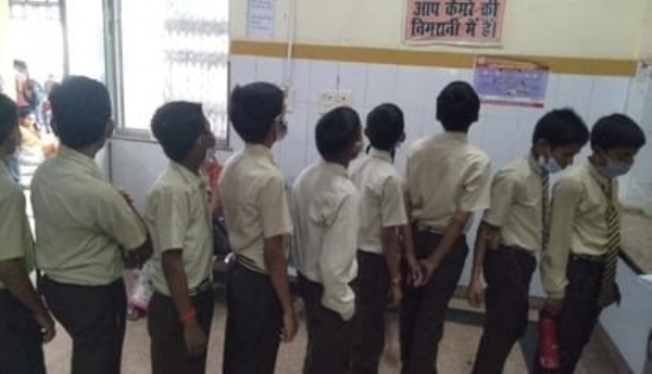 Aspataal mein pahunche bacche