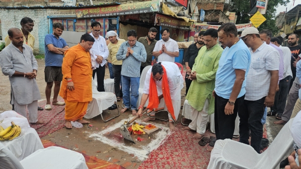 परियोजना का भूमि पूजन करते नगर विधायक रत्नाकर मिश्र व अन्य।