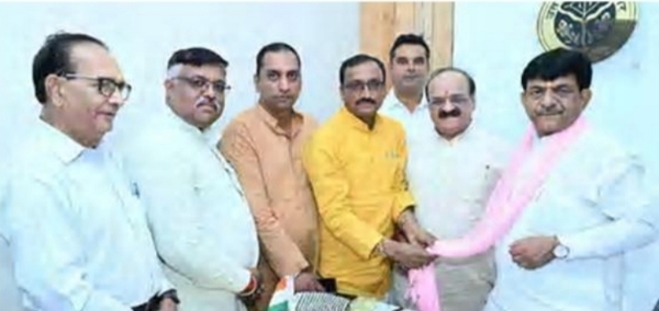 कपिल देव अग्रवाल को ज्ञापन देते हुए