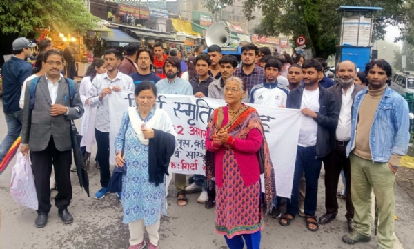 गिर्दा स्मृति मंच के द्वारा निकाले गये जुलूस मे शामिल स्वर्गीय गिर्दा की धर्मपत्नी एवं अन्य।
