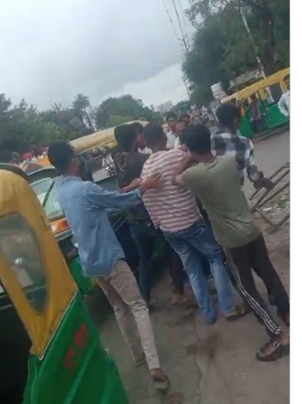ऑटो चालक के बीच मारपीट