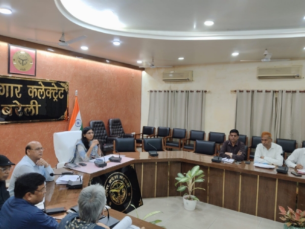 कलेक्ट्रेट सभागार में सीएम डैशबोर्ड की समीक्षा बैठक करते हुए मुख्य विकास अधिकारी देवयानी।