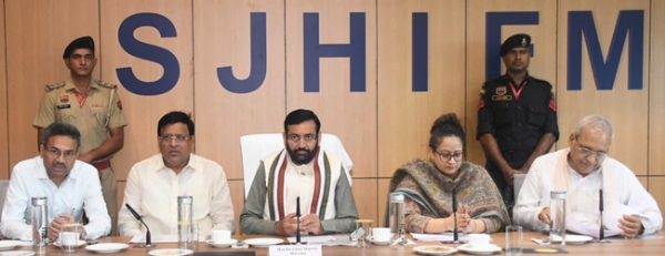 हरियाणा के मुख्यमंत्री नायब सैनी, कैबिनेट मंत्री विपुल गाेयल, रणबीर गंगवा तथा आरती राव प्रदेश के सभी उपायुक्ताें की बैठक लेते हुए