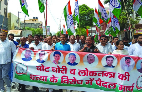 पैदल मार्च निकालते हुए