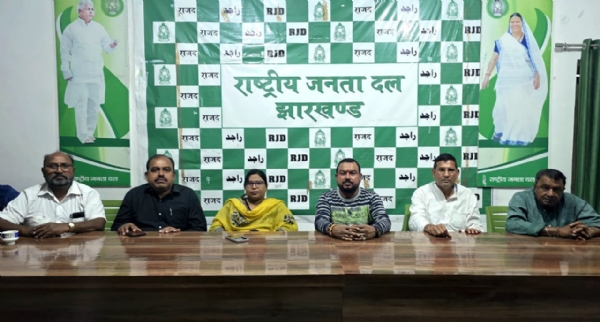 राजद की बैैठक में मौजूद नेता