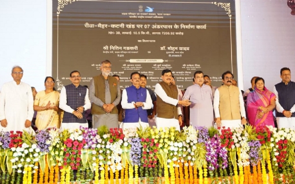 केंद्रीय मंत्री गडकरी और मुख्यमंत्री जबलपुर में किया मध्य प्रदेश के सबसे बड़े फ्लाईओवर का लोकार्पण करते हुए