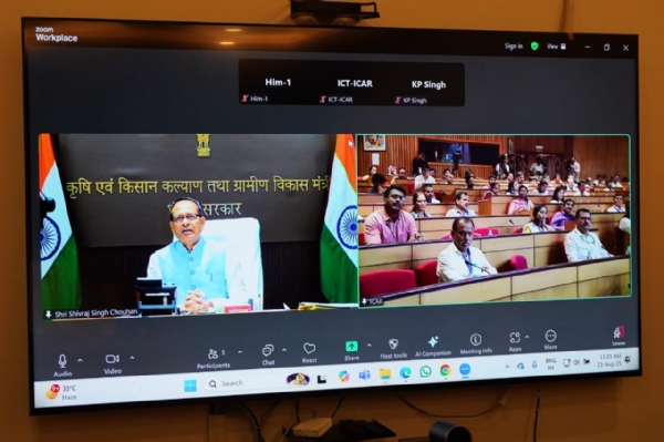 शिवराज सिंह वीडियो कॉन्फ्रेंसिंग के माध्यम से अपना संबोधन देते हुए