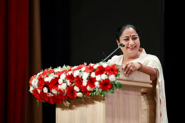 दिल्ली में श्री राम कॉलेज ऑफ कॉमर्स के 99वें वार्षिकोत्सव और पुरस्कार वितरण समारोह को संबोधित करती मुख्यमंत्री रेखा गुप्ता