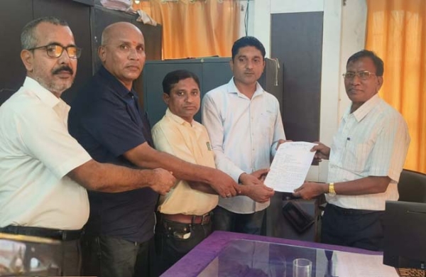 शिक्षक संघ ने डीईओ को सौंपा ज्ञापन