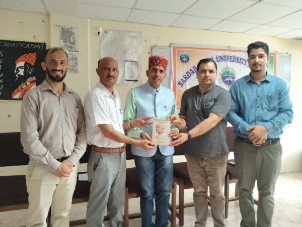 सरदार पटेल विश्वविद्यालय में अतिथि व्याख्यान के पश्चात।