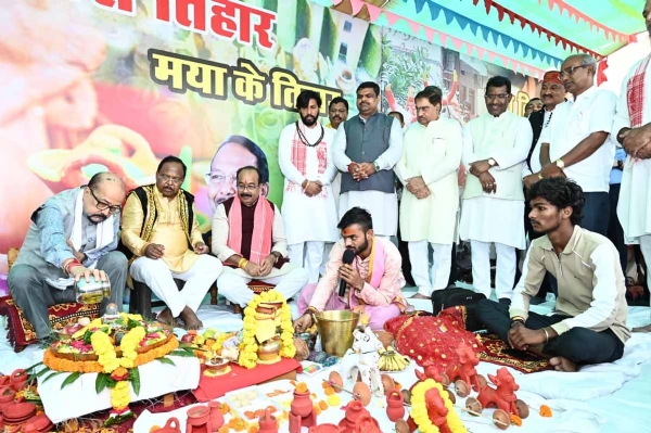 राज्यपाल  रमेन डेका भगवान शंकर का अभिषेक एवं पूजा अर्चना करते