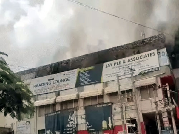 बल्लभगढ़ की लाइब्रेरी में लगी आग का दृश्य।