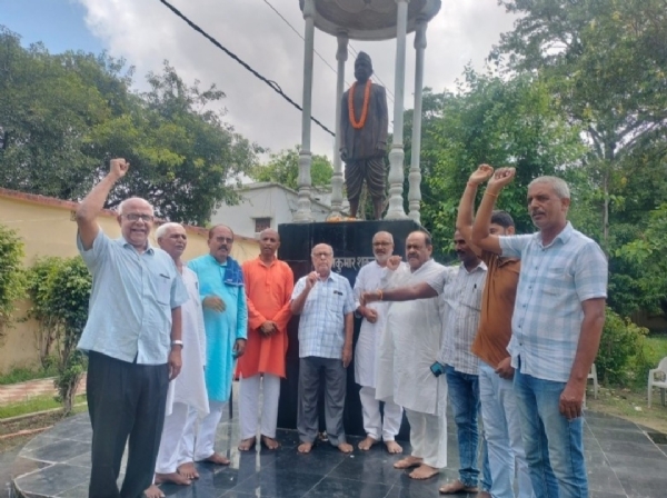 पं राजकुमार शुक्ल के प्रतिमा के समीप जुटे गांधीवादी