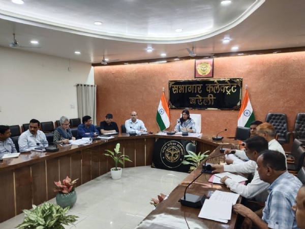 कलेक्ट्रेट सभागार में सीएम डैशबोर्ड की समीक्षा बैठक करते हुए मुख्य विकास अधिकारी देवयानी।