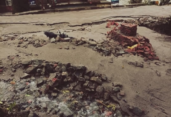 मलबे में दबे आवासीय भवन।