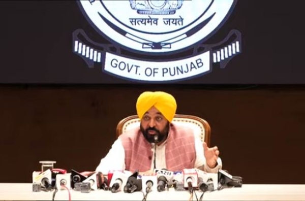 पंजाब के मुख्यमंत्री भगवंत मान पत्रकाराें से बातचीत करते हुए
