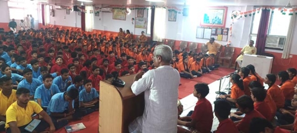 सम्बोधित करते शेषधर द्विवेदी