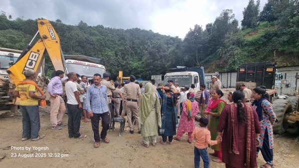 देवधार स्थित कंपनी के प्लांट परधरना प्रदर्शन करते हुए ग्रामीण।