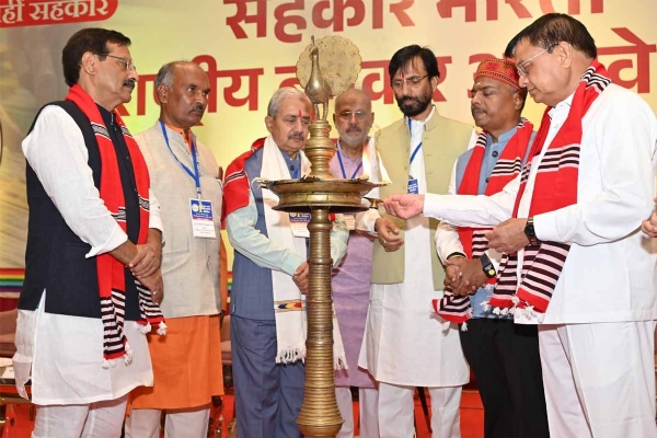 राष्ट्रीय बुनकर अधिवेशन का शुभारंभ करते मंत्री केदार कश्यप एवंं मंत्री लखनलाल देवांगन