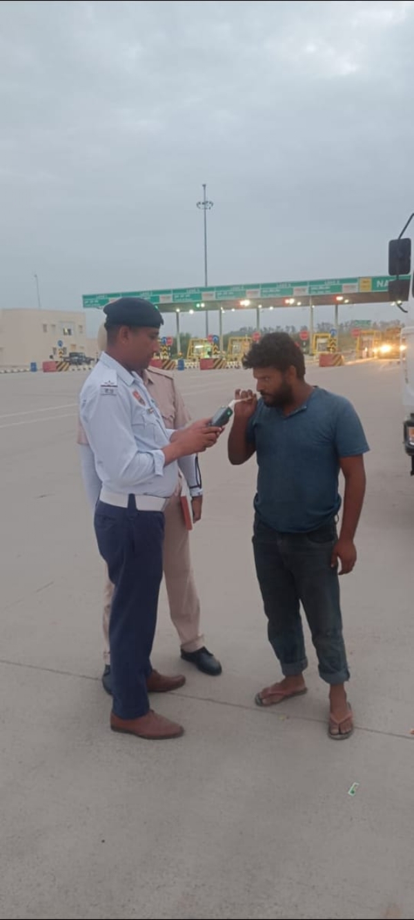 जांच करते हुए यातातयात पुलिसकर्मी।