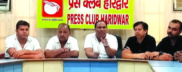 पत्रकारों से वार्ता करते हुए
