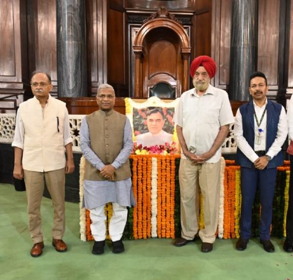 उपसभापति हरिवंश, महासचिव उत्पल कुमार सिंह के साथ सांसदो डॉ. जाखड़ को श्रद्धांजलि अर्पित करते हुए।