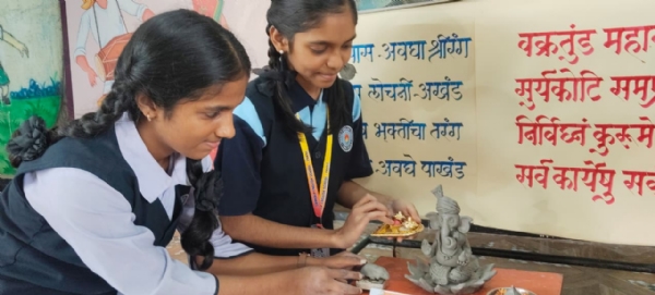 Students made Ganesh idols from shadu clay
