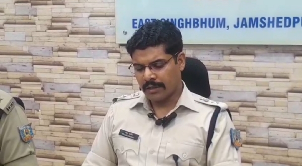 बरामद हथियार और जानकारी देते वरीय पुलिस अधिक्षक पियूष पांडे
