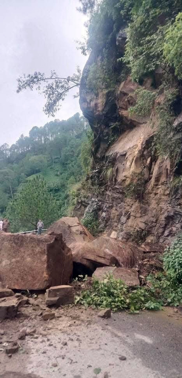 मंडी कुल्लू मार्ग पर वाहनों का लगा जाम, सड़क साफ करने में जुटी मशीनरी ।