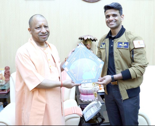 मुख्यमंत्री योगी से मिलते शुभांशु शुक्ला