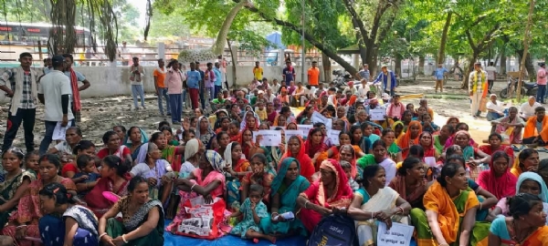 धरना दे रहे आदिवासी समाज के लोग