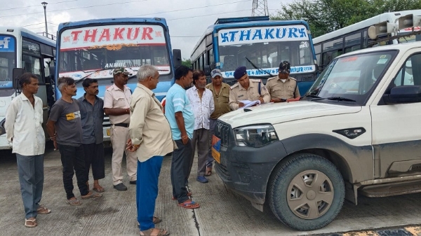 इंदौरः शहक के विभिन्न क्षेत्रों में बेतरतीब खड़ी बसों के विरूद्ध बड़ी कार्रवाई