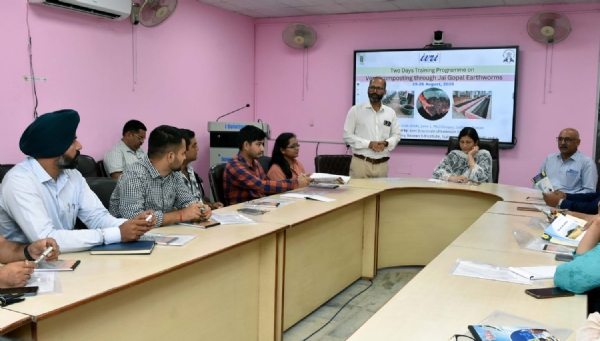 आईवीआरआई में वर्मीकम्पोस्टिंग विषय पर प्रशिक्षण कार्यक्रम का शुभारंभ करते संयुक्त निदेशक डॉ. रूपसी तिवारी एवं अन्य अधिकारी।