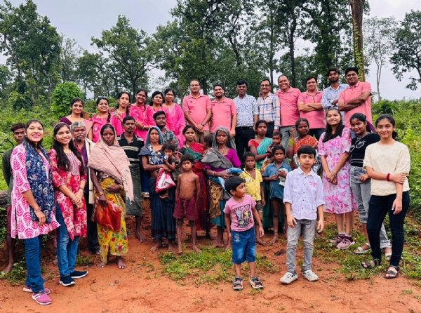 कोरबा : मानव सेवा मिशन ने पहाड़ी कोरवा महिलाओं को तीज पर्व के लिए साड़ी एवं बच्चों को शिक्षण सामग्री वितरित किए