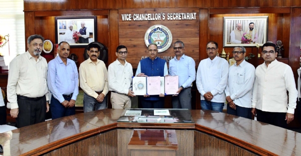विश्वविद्यालय के कुलपति प्रो. बीआर कम्बोज के साथ कंपनी के अधिकारी व विश्वविद्यालय के अधिकारीगण।