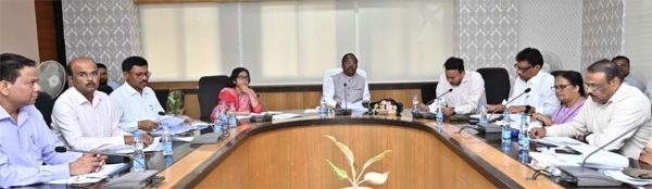 पशुधन एवं मछलीपालन मंत्री रामविचार नेताम विभागीय समीक्षा बैठक करते हुए