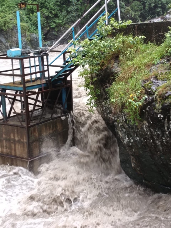 जल स्तर बढ़ने से पड्डल स्थित पंप हाऊस से पेयजल आपूर्ति ठप।