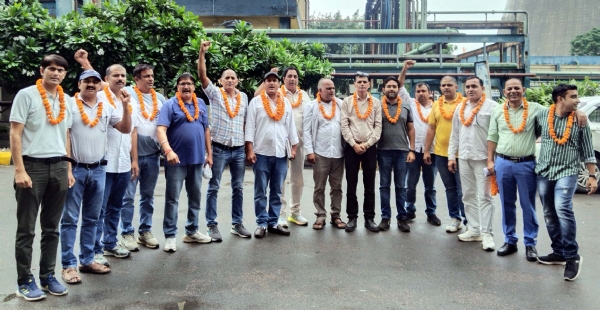 नवनियुक्त पदाधिकारी पद व गोपनीयता की शपथ ग्रहण करते हुए।