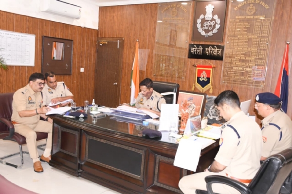 डीआईजी अजय कुमार साहनी परिक्षेत्रीय कार्यालय बरेली में समीक्षा बैठक लेते हुए।