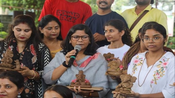 ग्वालियरः कलेक्टर ने मिट्टी के गणेश जी बनाकर दिया पर्यावरण संरक्षण का संदेश