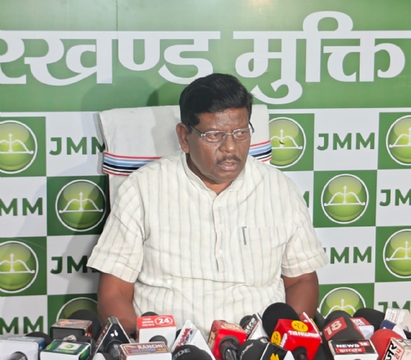 प्रेस वार्ता में हेमलाल मुर्मू
