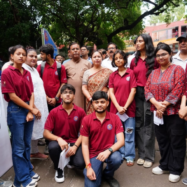 स्थायी समिति की अध्यक्ष सत्या शर्मा दिल्ली विश्वविद्यालय के छात्रों के साथ स्वच्छ रैली में