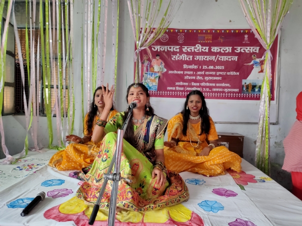 आर्य कन्या इंटर कॉलेज मुरादाबाद में जनपद स्तरीय कला उत्सव में प्रस्तुति देतींं प्रतिभागी।